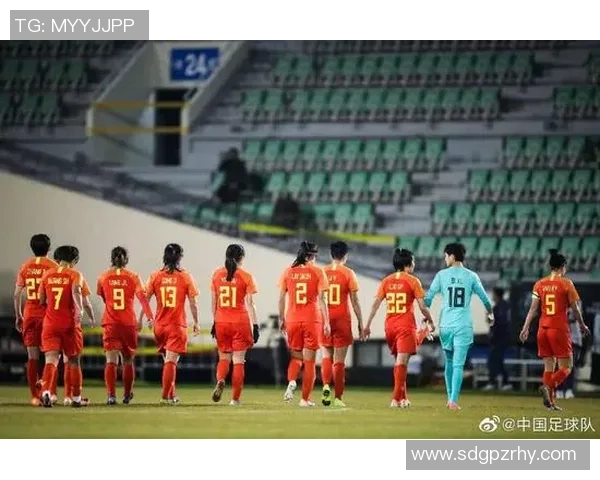 活力四射的女足明星：展现自信与力量的足球场上女性风采