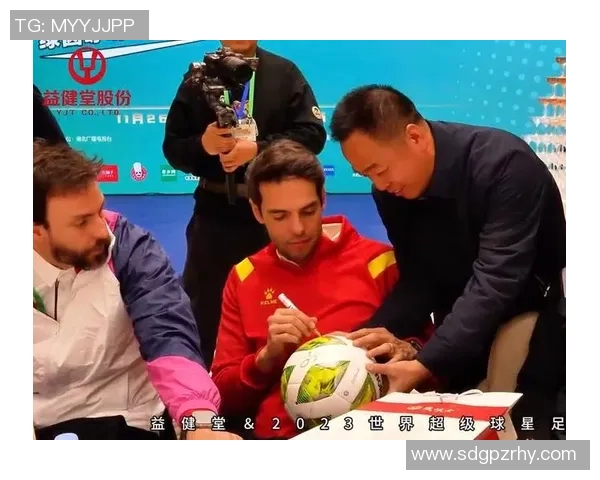 足球明星同框合影展现荣耀时刻，聚焦世界足坛巨星精彩瞬间