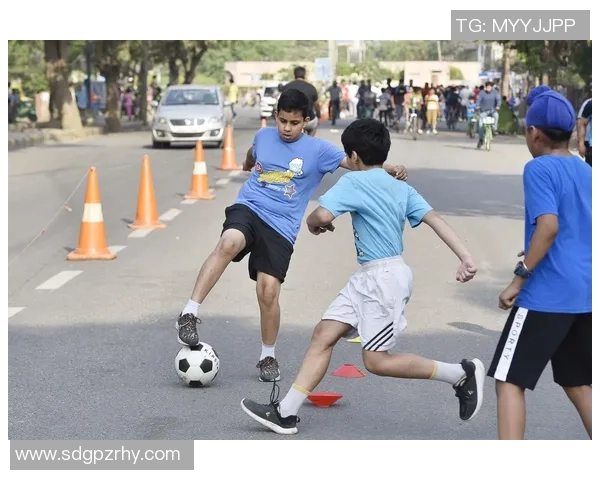 足球巨星走上街头与民同乐展现街头踢球魅力瞬间