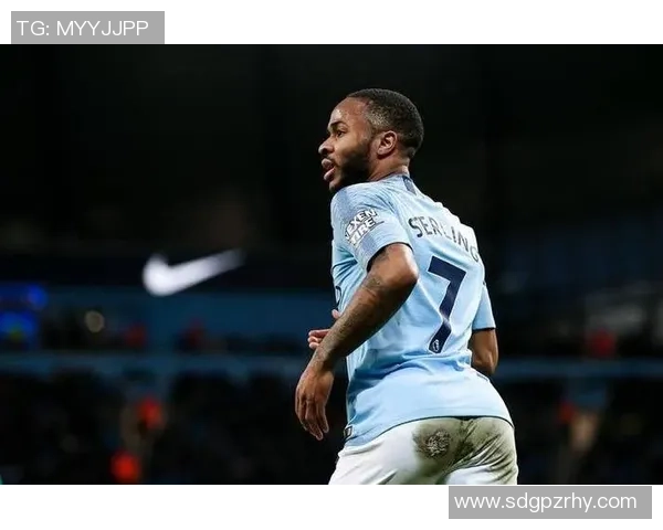 足球场上发呆的球星成为焦点 网友热议为何他在比赛中神情呆滞