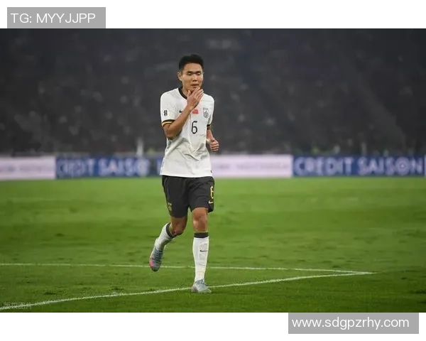 记者独家专访知名足球球星畅谈赛场拼搏与未来梦想