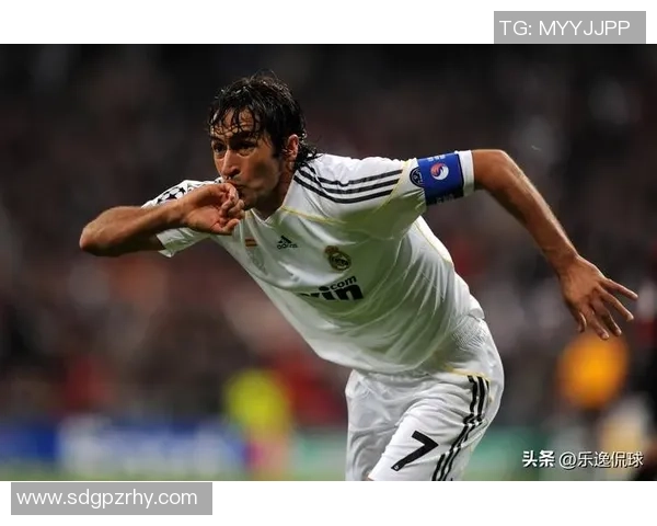 足球球星潘德的绿茵传奇与辉煌岁月全景解析